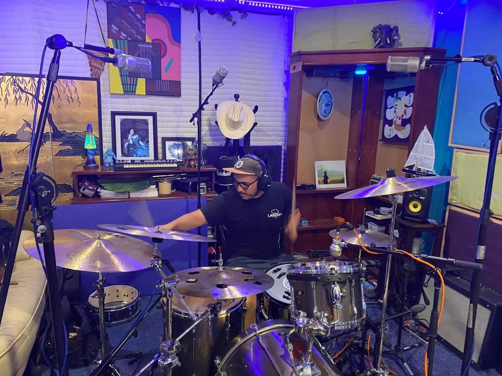 Francisco en estudio con luz azul