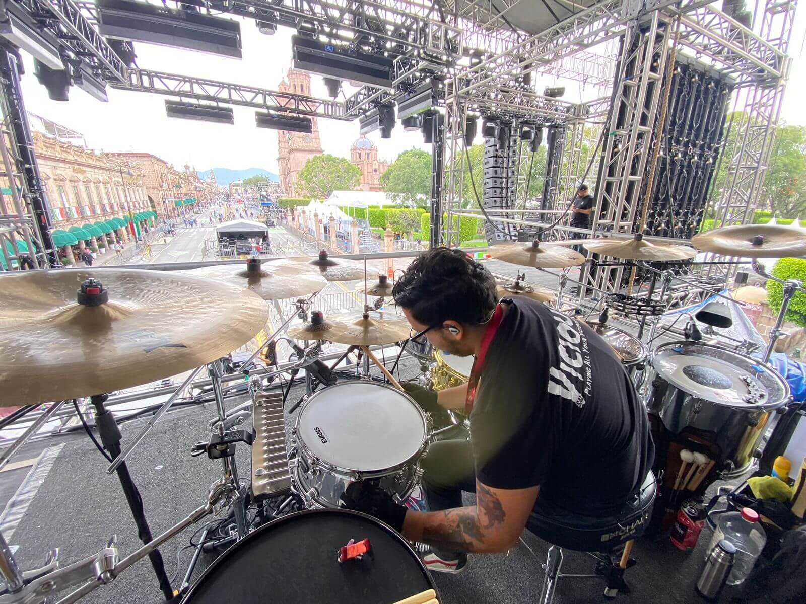 Francisco tocando en un gran escenario